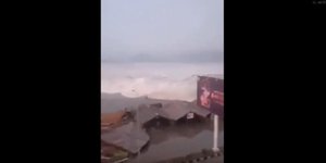 Τα κύματα καταπίνουν τα πάντα στο πέρασμά τους. Φωτογραφία: YouTube