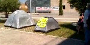 Κάμπινγκ έξω από το δημαρχείο Θεσσαλονίκης – Οι σχολικοί φύλακες έστησαν σκηνές