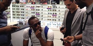 Δεν ήταν γρήγορος ο Μπολτ -Θαυμαστές τον στρίμωξαν σε κατάστημα και χάλασε 3.000