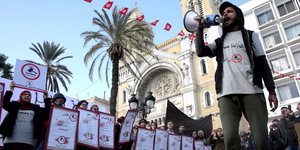 Οι διαδηλώσεις και οι ταραχές άρχισαν την περασμένη Δευτέρα (Φωτογραφία: ΑΡ)