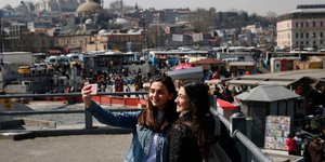 Κοπέλες φωτογραφίζονται στην Κωνσταντινούπολη/Φωτογραφία: ΑΡ