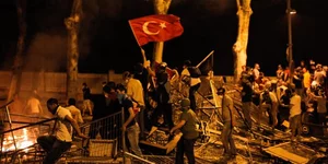 Ενα βήμα πίσω από την κυβέρνηση Ερντογάν εν αναμονή μιας ακόμη «θερμής» νύχτας