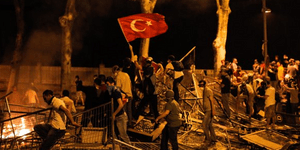Ενα βήμα πίσω από την κυβέρνηση Ερντογάν εν αναμονή μιας ακόμη «θερμής» νύχτας