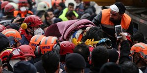 Η μικρή Χαβά Τεκγκιόζ μεταφέρεται με φορείο σε ασθενοφόρο (Φωτογραφία: ΑΡ/Emrah Gurel)