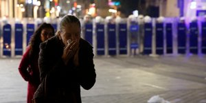 Η τουρκική αστυνομία έκανε σήμερα χρήση δακρυγόνων εναντίον γυναικών (Φωτο: ΑΡ/Lefteris Pitarakis)