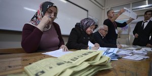 Στιγμιότυπο από τις εκλογές στην Τουρκία (AP Photo/Emrah Gurel)