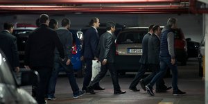 Οι οκτώ Τούρκοι στρατιωτικοί οδηγούνται στο Εφετείο τον περασμένο Μάρτιο (Φωτογραφία αρχείου: ΑΡ)