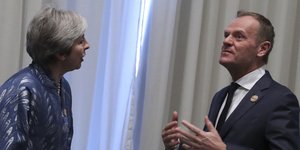 Ο Ντόναλντ Τουσκ με την Τερέζα Μέι/ Φωτογραφία: AP- Francisco Seco
