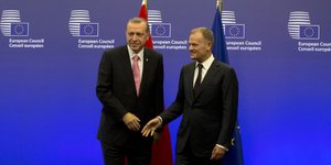 Στιγμιότυπο από παλιότερη συνάντηση Τουσκ-Ερντογάν (Φωτογραφία: AP/ Virginia Mayo)