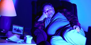 Το ξενύχτι μπροστά από την τηλεόραση και τον υπολογιστή σχετίζεται με την κατάθ