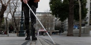 Μη βλέπων άτομο