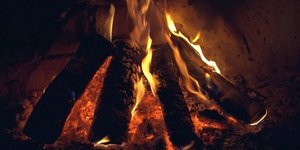 Πήγε να «εξαφανίσει» τα ναρκωτικά... στο αναμμένο τζάκι