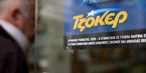 Ενας υπερτυχερός στη χθεσινή κλήρωση του Τζόκερ /Φωτογραφία: Intime News