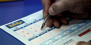Συμπληρώνοντας δελτίο του Τζόκερ /Φωτογραφία Αρχείου: intime News