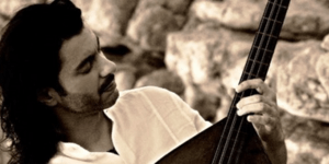 Ο Μιχάλης Τζουγανάκης με το λαούτο του στο Ρυθμός Stage