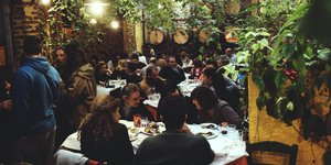 Εκεί όπου το τσίπουρο ρέει... άφθονο -Οι γωνιές της Αθήνας που έκαναν μόδα τη συ