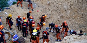 νεκροί από κατολίσθηση/Φωτογραφία: AP