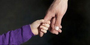 Απίστευτη ρατσιστική απόφαση στην Ιταλία -Πήραν 4χρονη από τη μετανάστρια μητέρα