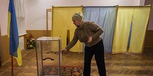Στις κάλπες για τη σταθερότητα οι Ουκρανοί -Δεν ψηφίζουν οι ανατολικές περιοχές