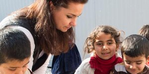 (η βουλευτής Χάιντι Άλλεν με προσφυγόπουλα στην Λέσβο