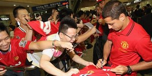 Αποθεωτική υποδοχή της Μάντσεστερ Γιουνάιτεντ στην Κίνα [βίντεο]