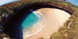 Αυτές είναι δέκα πιο περίεργες παραλίες στον κόσμο: Καταπράσινες αλλά και ροζ αμ