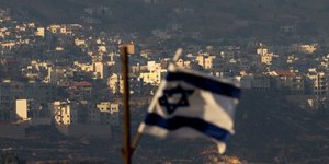 Η σημαία του Ισραήλ κυματίζει απέναντι από τα Υψίπεδα του Γκολάν / Φωτογραφία: AP Images
