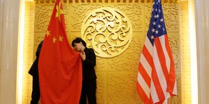 Οι σημαίες των ΗΠΑ και της Κίνας/Φωτογραφία: ΑΡ