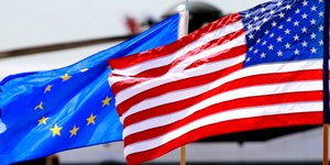 Σημαίες της ΕΕ και των ΗΠΑ/Φωτογραφία: ΑΡ