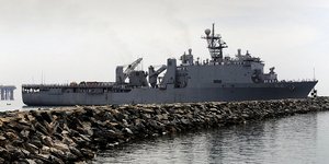 Αμερικανικό πολεμικό πλοίο στο λιμάνι του Δυρραχίου