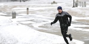 Κάποιοι θαρραλέοι απολαμβάνουν το χιόνι/ Φωτογραφία: AP- Nati Harnik