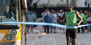 Ο Μπολτ... μάρσαρε και το λεωφορείο έφαγε τη σκόνη του -Ο Ολυμπιονίκης κέρδισε κ