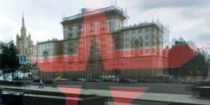 Aντανάκλαση του κτιρίου της πρεσβείας των ΗΠΑ στη Μόσχα στη βιτρίνα του καταστήματος Army of Russia (Φωτογραφία: ΑΡ)
