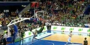 Εντυωπασιακό κάρφωμα Λιθουανού σέντερ [βίντεο]