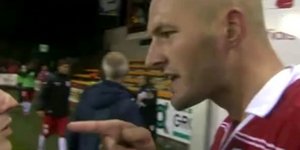 Ποδοσφαιριστής απείλησε δημοσιογράφο μπροστά στην κάμερα [βίντεο]