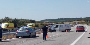 Ανατροπή βαν με μετανάστες στην Αλεξανδρούπολη (Φωτογραφία: evros-news)