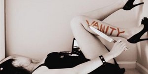 Επιθετικό μάρκετινγκ: Πώς η βιομηχανία της μόδας έπεισε τις γυναίκες ότι είναι ά