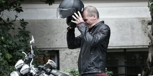 Επεισόδιο με Βαρουφάκη στα Εξάρχεια - SOOC/ΝΙΚΟΣ ΠΑΛΑΙΟΛΟΓΟΣ