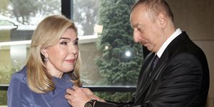 Ο Πρόεδρος του Αζερμπαϊτζάν Ilham Aliyev απονέμει στην κυρία Μαριάννα Β. Βαρδινογιάννη το Παράσημο του Τάγματος Φιλίας του Αζερμπαϊτζάν
