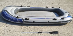 Με αυτή τη βάρκα μετέφεραν μετανάστες από την Τουρκία (Φωτογραφία: ΕΛ.ΑΣ.)