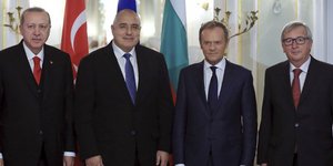 Στιγμιότυπο πριν από τη συνάντηση ΕΕ-Τουρκίας στη Βάρνα (Φωτογραφία: AP/ Murat Cetinmuhurdar)