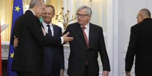 Στιγμιότυπο από τη συνάντηση στη Βάρνα (Φωτογραφία: AP)