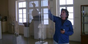 Το γλυπτό ονομάζεται «Φιλία – Amicizia»