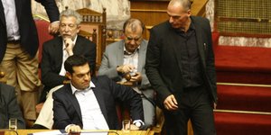 Ο Βαρουφάκης αποκάλυψε SMS που αντάλλαξε με τον Τσίπρα (Φωτογραφία: EUROKINISSI/ΓΙΩΡΓΟΣ ΚΟΝΤΑΡΙΝΗΣ)