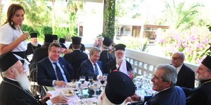 Κρητικό γεύμα στον Βαρθολομαίο παρέθεσαν Κωνσταντίνος Μητσοτάκης και Ντόρα Μπακ