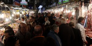 Οι μυστηριώδεις γυναίκες με τα τζιπ μοίρασαν 50.000 ευρώ σε φτωχούς στη Βαρβάκει