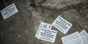 Κουκουλοφόροι πέταξαν τρικάκια στο γραφείο του βουλευτή της ΝΔ/Φωτογραφία: Eurokinissi