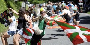 Δεκάδες χιλιάδες Βάσκοι σχημάτισαν ανθρώπινη αλυσίδα 123 χιλιομέτρων στη βόρεια