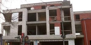 Τριγύρω το κτίριο και στη μέση ο φανοστάτης (Φωτογραφία: VRT)