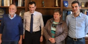 Το ζευγάρι των Βέλγων με τον δήμαρχο Xίου και τον δημοτικό σύμβουλο Δ. Καράλη / Φωτογραφία: Facebook/astraparis